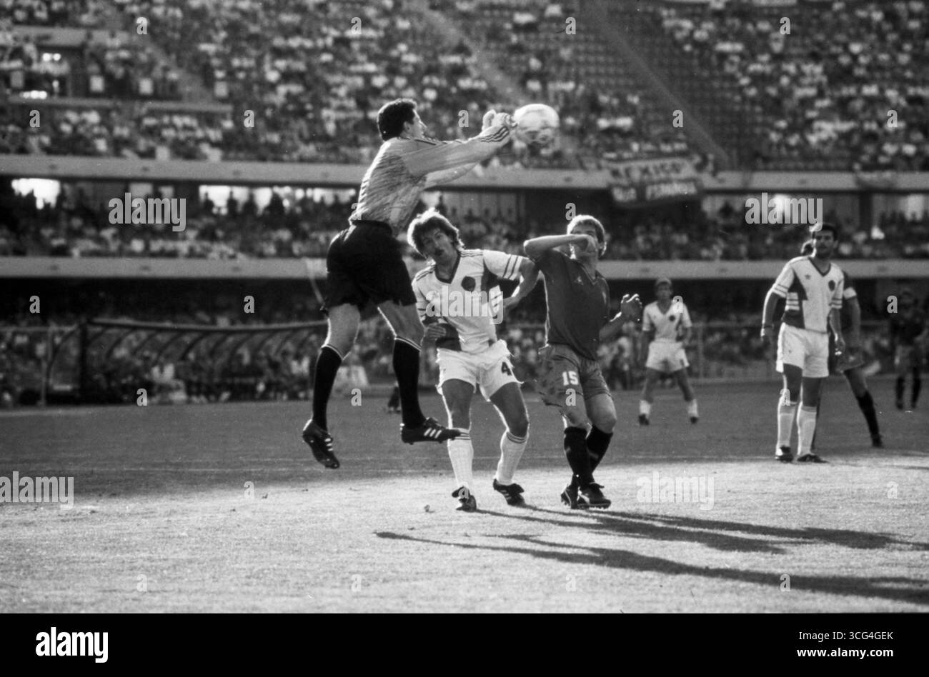 Jugoslawiens Torwart Tomislav Ivkovic klärt den Ball mit der Faust im Achtelfinale gegen Spanien bei der WM 1990. Stockfoto