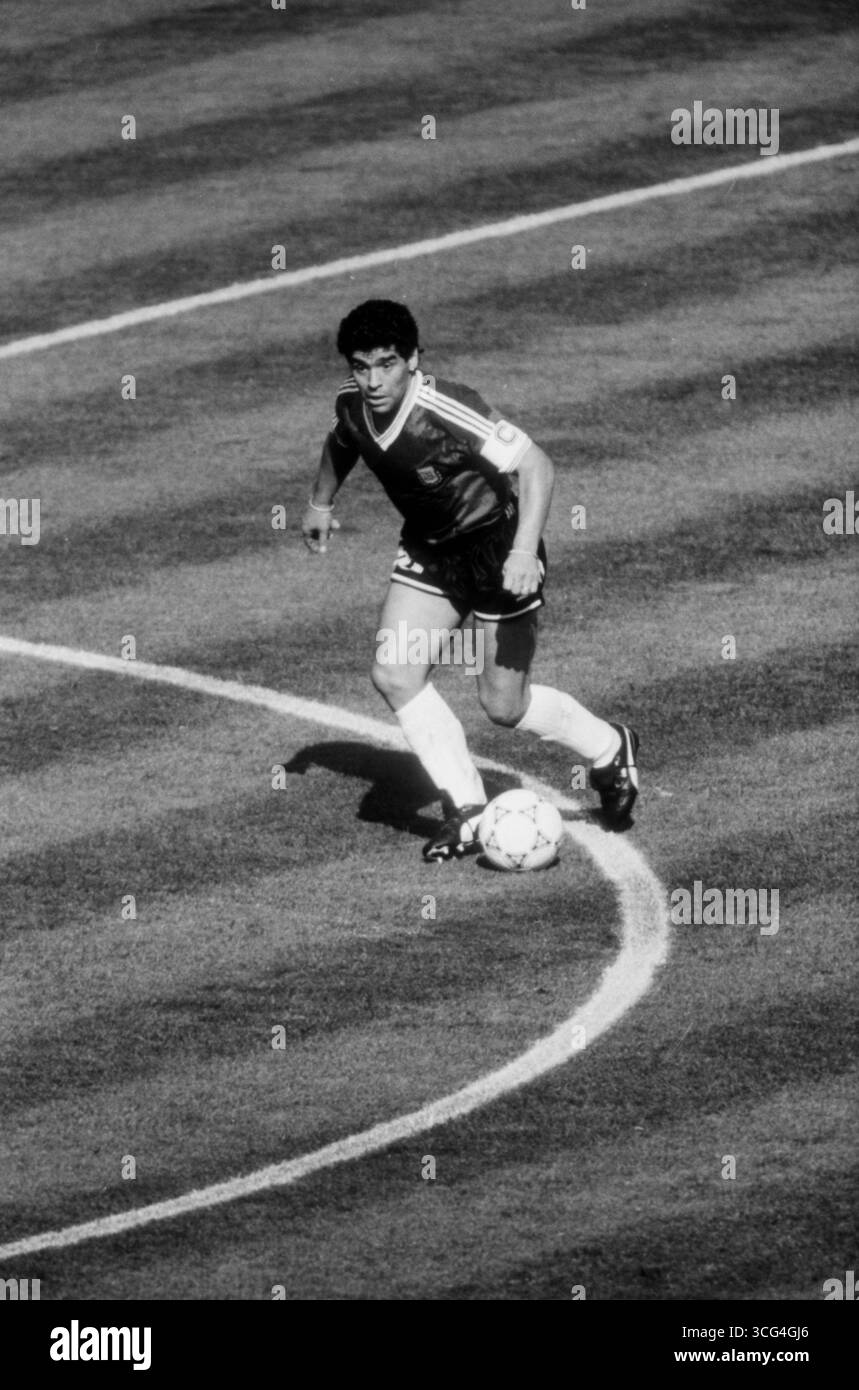 Diego Maradona, Kapitän der argentinischen Nationalmannschaft, führt den Ball im Mittelfeld – klassischer Moment des Spielgestalters bei der WM 1990. Stockfoto
