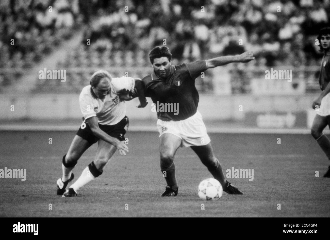 ZWEIKAMPF zwischen Carlo Ancelotti (Italien, rechts) und Steve McMahon (England, links) im Spiel um Platz 3 bei der Fußball-Weltmeisterschaft 1990. Stockfoto