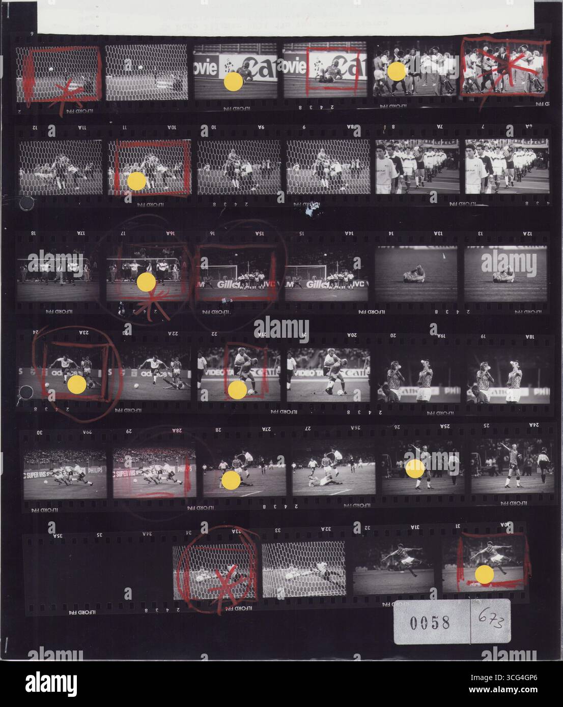 Kontaktbogen 0058: Neg. 6 – TW Bodo Illgner hält 11m von Stuart Pearce; Neg. 10: Rudi Völler scheidet verletzt aus; Neg. 2 – Franz Beckenbauer tröstet TW Peter Shilton; Neg. 12, 19 – TW Bodo Illgner wird nach 11m schießen umjubelt; neg. 8 – TW Bodo Illgner verdeckt Gesicht beim Einmarsch; Neg. 16: Franz Beckenbauer läuft jubelnd auf das Spielfeld; Neg. 18: Andreas Brehme schießt das 0:1; Neg. 20: Thomas Hässler verletzt; Neg. 22: Guido Buchwald stoppt Bryn Robson; Neg. 24: Mark Wright hält Jürgen Klinsmann; Neg. 26: Jürgen Klinsmann und Klaus Augenthaler trinkend; Neg. 28 – Olaf Thon wi Stockfoto