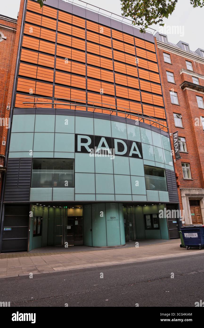 Außenansicht der RADA Royal Academy of Dramatic Art Bloomsbury London, UK August 2025 Stockfoto