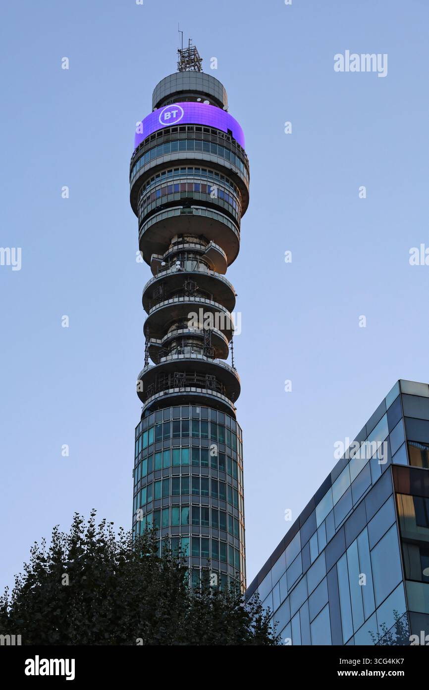 BT Tower in der Abenddämmerung London UK August 2025 Stockfoto