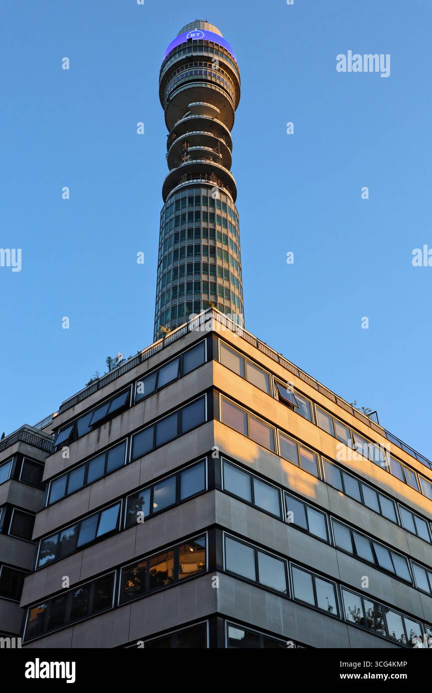 BT Tower in der Abenddämmerung London UK August 2025 Stockfoto