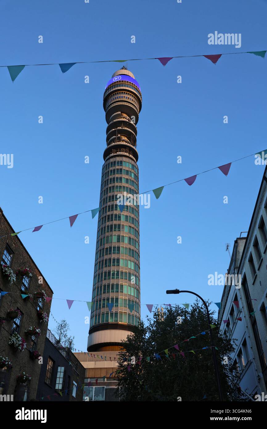 BT Tower in der Abenddämmerung London UK August 2025 Stockfoto