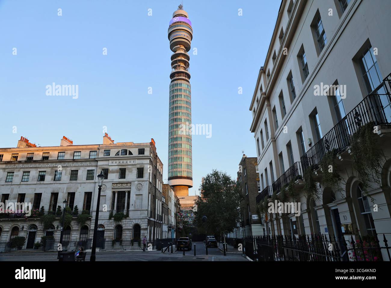 BT Tower in der Abenddämmerung London UK August 2025 Stockfoto