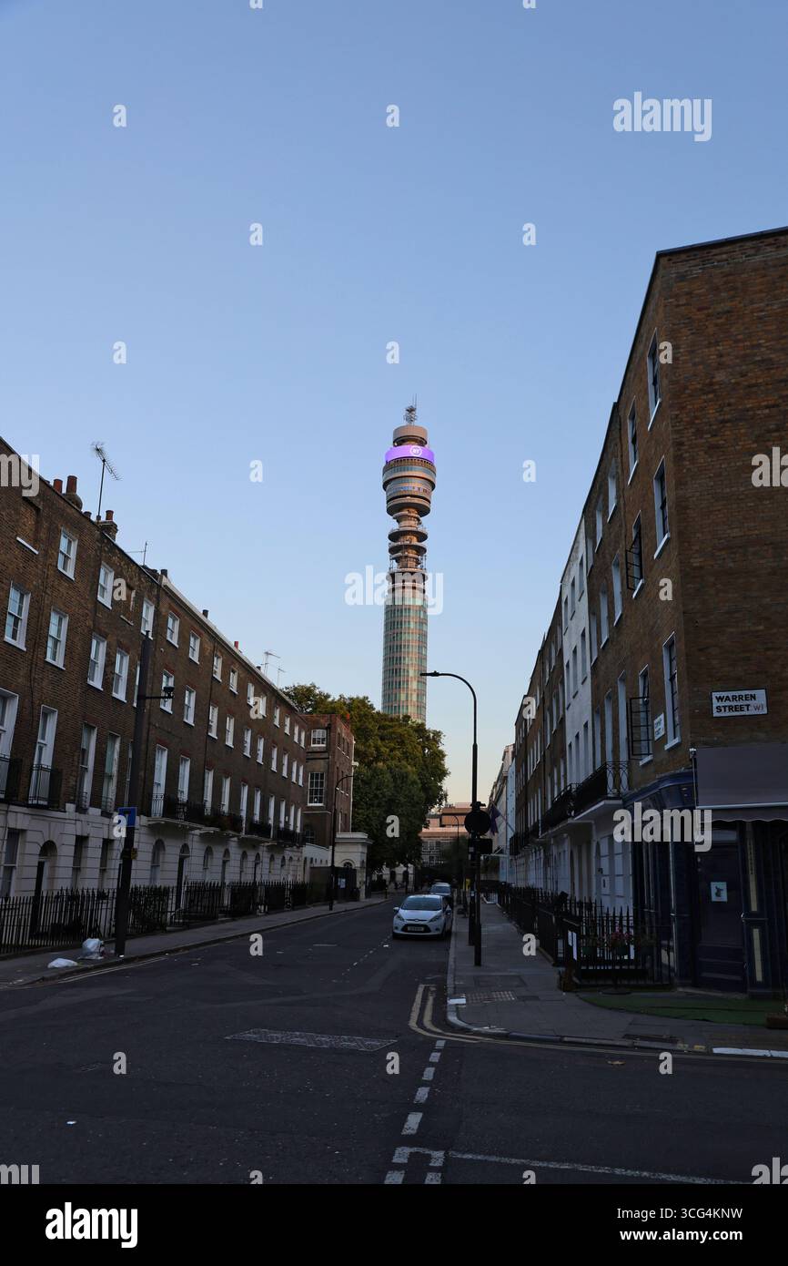 BT Tower in der Abenddämmerung London UK August 2025 Stockfoto