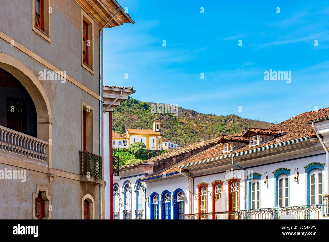 Stadtbild von Ouro Preto mit seinen historischen Häusern Fassaden und Kirchen Stockfoto