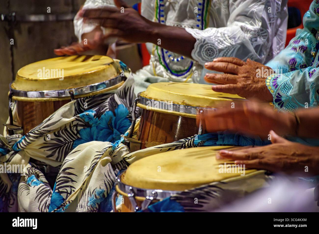 Dekorierte Trommeln und Ataques während eines religiösen Festes von Umbanda in Brasilien Stockfoto