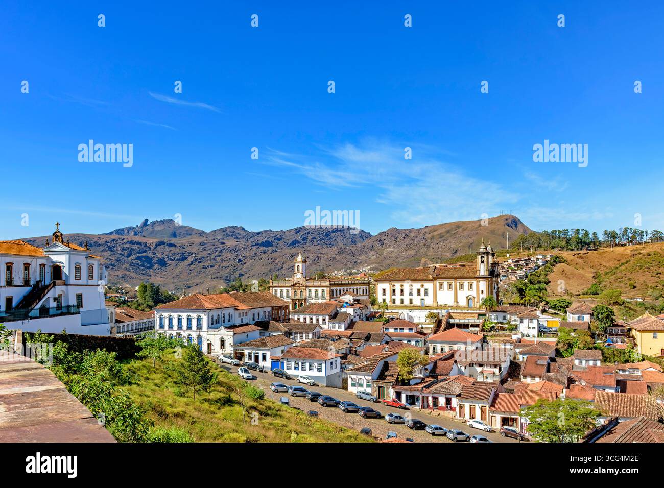 Panoramablick von oben auf die historische Stadt Ouro Preto Stockfoto