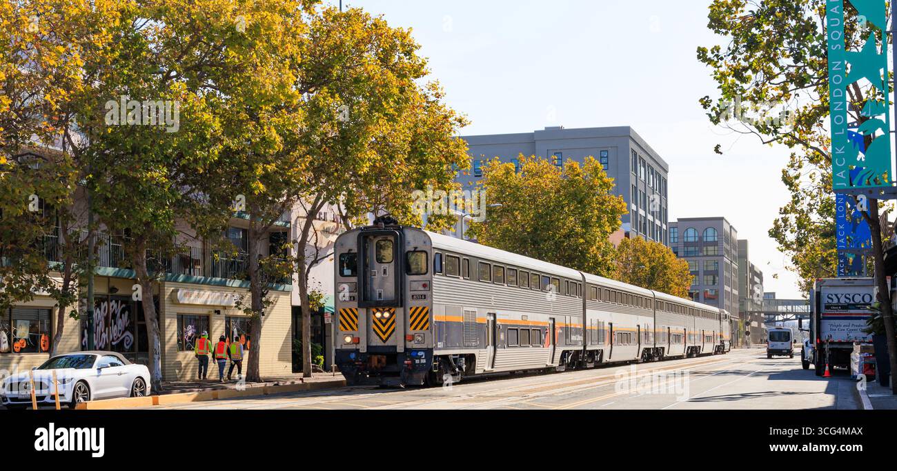 Weitwinkelblick auf Amtrak California Car, Intercity, Doppeldeckerzug durch Jack London Square, Oakland, Kalifornien, USA Stockfoto