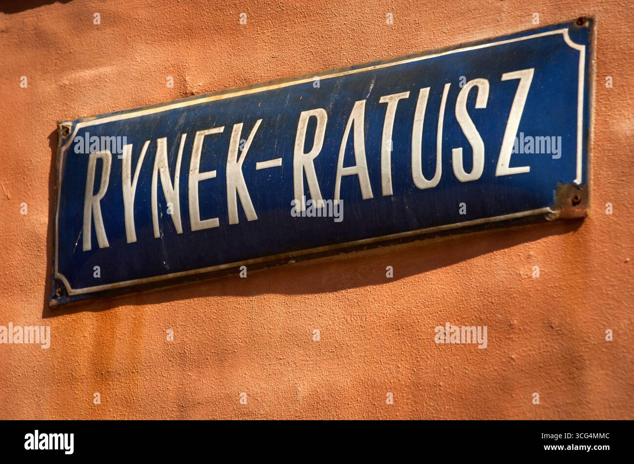 Ein Schild an der Seite eines Gebäudes für den Marktplatz in Breslau, Polen. Stockfoto