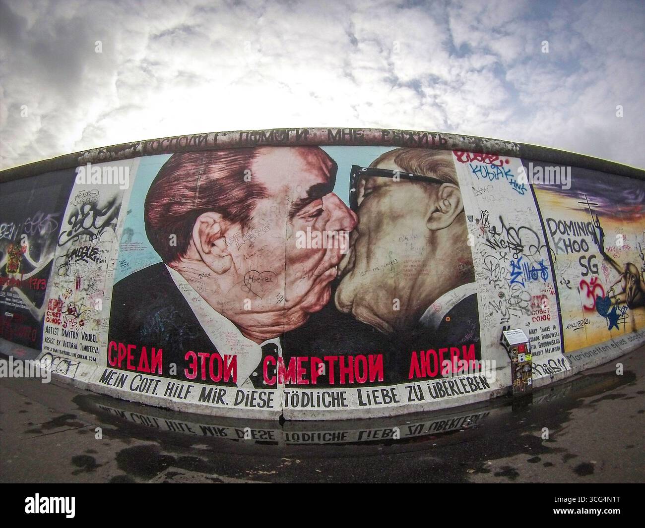 Graffiti-Gemälde in der East Side Gallery, bekannt als „der Bruderkuss“ von Dmitri Vrubel, mit der Darstellung von Leonid Breschnew und Erich Honecker in Berlin. Stockfoto