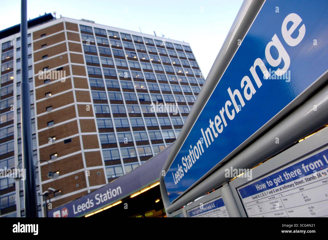 Die Beschilderung vor dem Hauptbahnhof von Leeds in Leeds, West Yorkshire, Großbritannien. Stockfoto