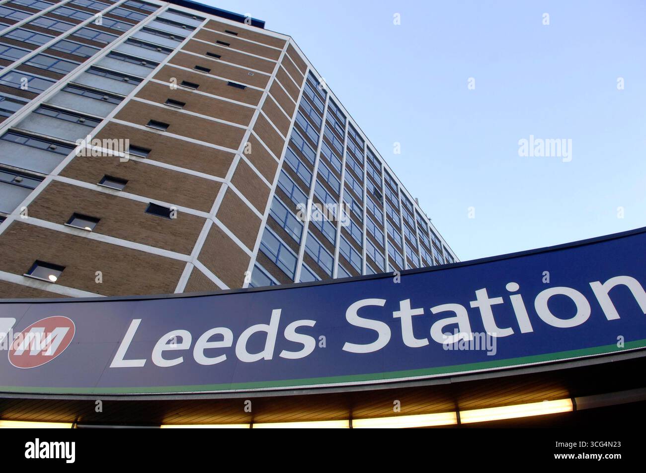 Die Beschilderung vor dem Hauptbahnhof von Leeds in Leeds, West Yorkshire, Großbritannien. Stockfoto