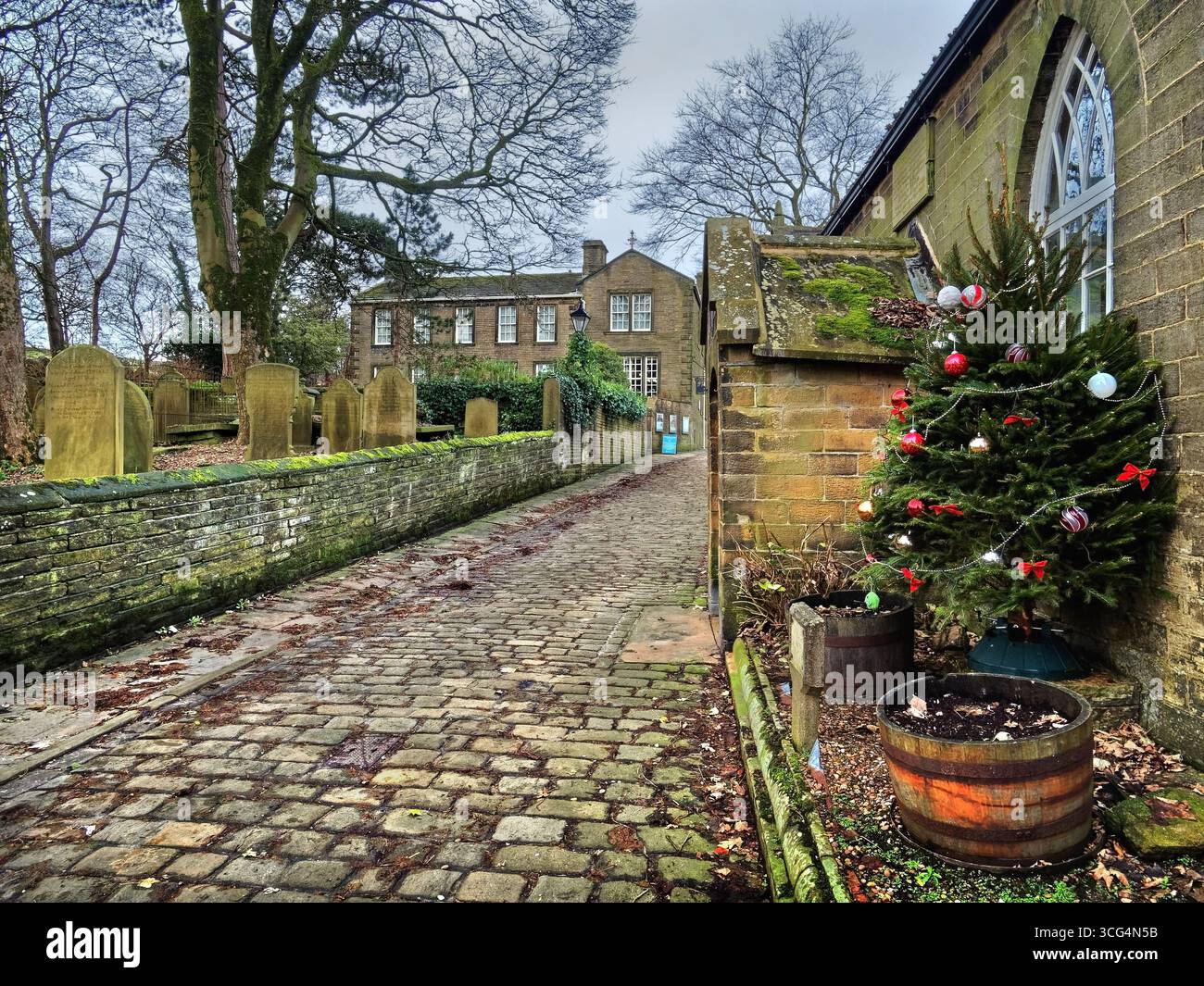 Großbritannien, West Yorkshire, Haworth, Church Street, National School mit Blick auf das Brontë Parsonage Museum. Stockfoto