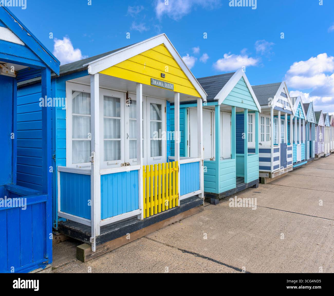 Farbenfrohe, ikonische Strandhütten am Meer in Southwold in Suffolk, Großbritannien. Ungewöhnlich erlaubt der gemeinderat den Menschen, darin zu schlafen! Praktische Umsetzung. Stockfoto