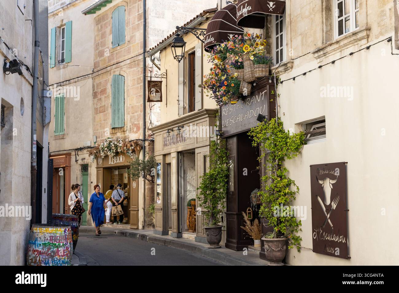 Eine Straße im historischen Zentrum von Arles, Provence, Frankreich Stockfoto