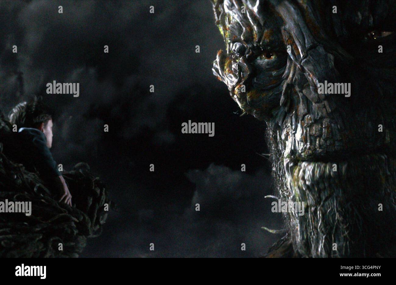 A Monster Calls ist ein Fantasy-Drama von J. A. Bayona aus dem Jahr 2016 mit Lewis MacDougall, Sigourney Weaver, Felicity Jones, Toby Kebbell und Liam Neeson. Mit einem Drehbuch, das Patrick Ness aus seinem gleichnamigen Roman aus dem Jahr 2011 adaptiert hat, folgt der Film einem Jungen, der sich mit der tödlichen Krankheit seiner Mutter auseinandersetzt, der von einer riesigen anthropomorphen Eibe besucht und Geschichten erzählt wird. Stockfoto