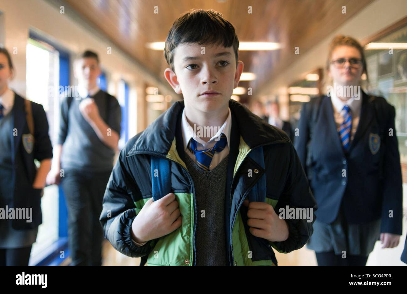 A Monster Calls ist ein Fantasy-Drama von J. A. Bayona aus dem Jahr 2016 mit Lewis MacDougall, Sigourney Weaver, Felicity Jones, Toby Kebbell und Liam Neeson. Mit einem Drehbuch, das Patrick Ness aus seinem gleichnamigen Roman aus dem Jahr 2011 adaptiert hat, folgt der Film einem Jungen, der sich mit der tödlichen Krankheit seiner Mutter auseinandersetzt, der von einer riesigen anthropomorphen Eibe besucht und Geschichten erzählt wird. Stockfoto