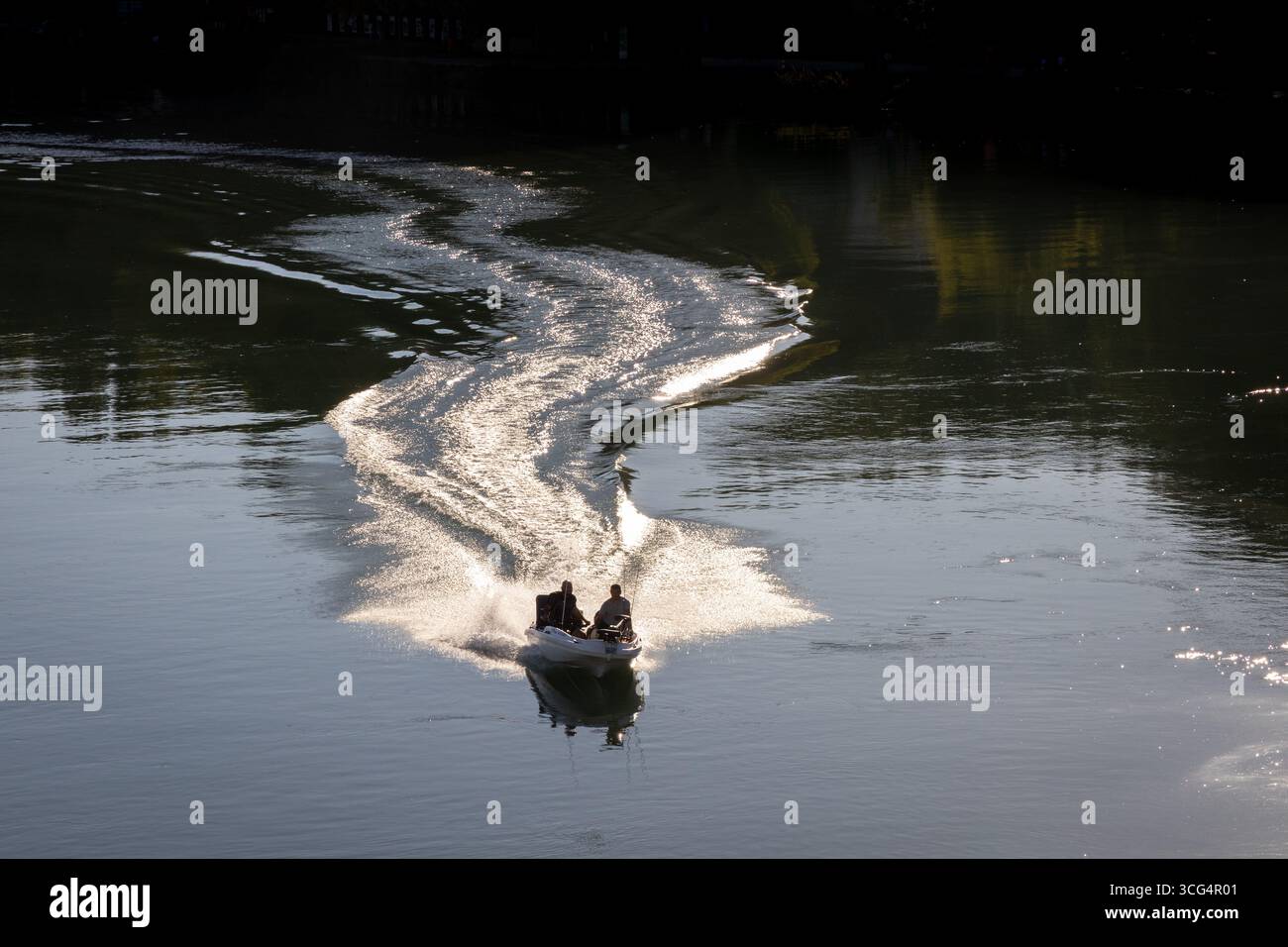 Das Fischerboot fährt schnell entlang der Rhone in Avignon, Provence, Frankreich Stockfoto
