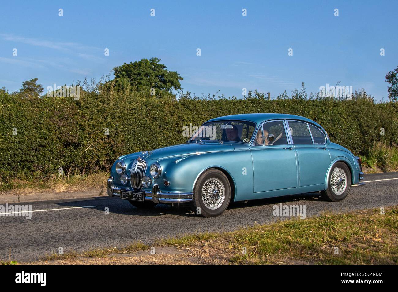 1966 60er Jahre Blue Jaguar 3,4 340 Blue Car Benzinmotor 3442 ccm; Reise nach Congleton, Cheshire Classic Car Show, Großbritannien Stockfoto