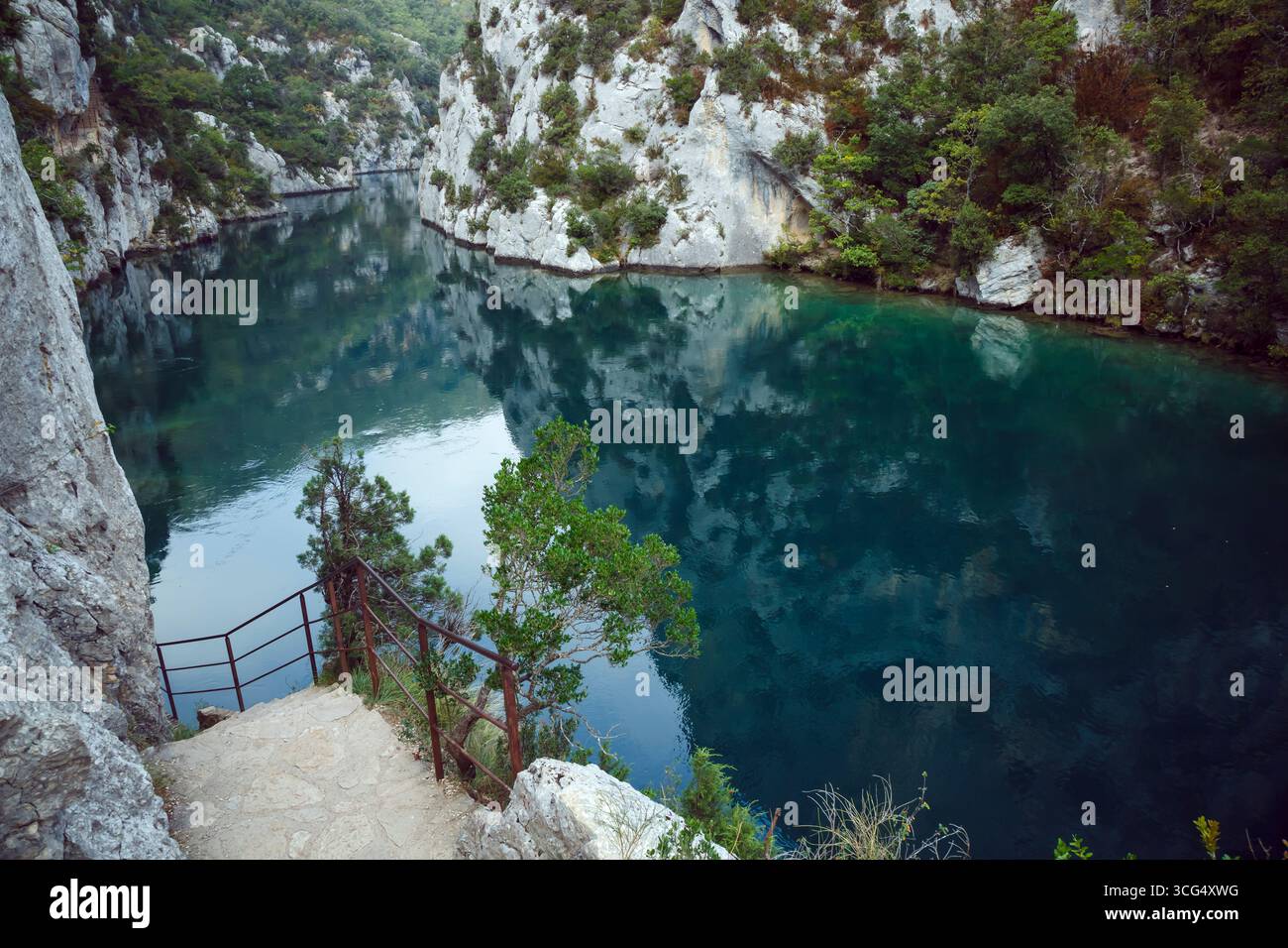 Wanderweg entlang der Verdon-Schlucht mit Klippe und Fluss, Quinson, Provence; Frankreich Stockfoto