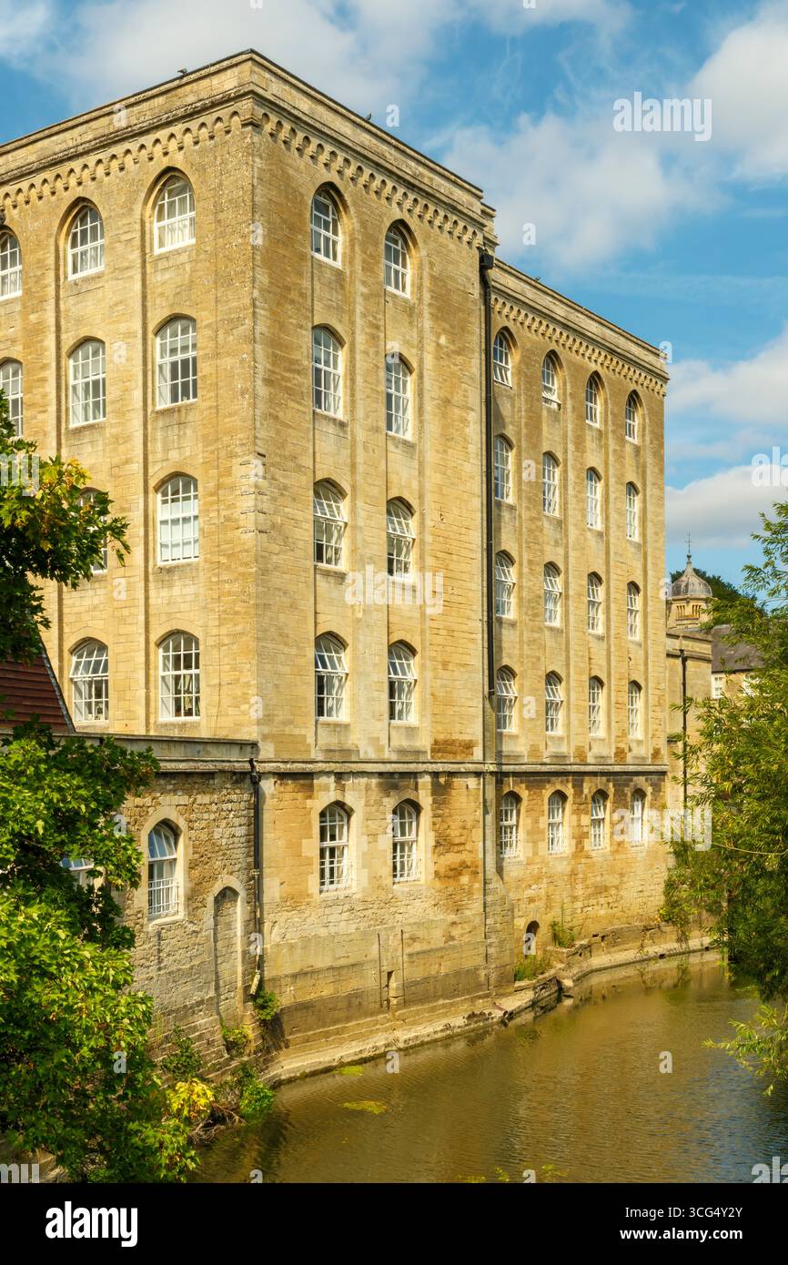 Bradford auf Avon, Wiltshire - die Abbey Mills auf der Church Street mit Blick auf den Fluss Avon in Bradford auf Avon. Wird als Billet für australische Soldie verwendet Stockfoto