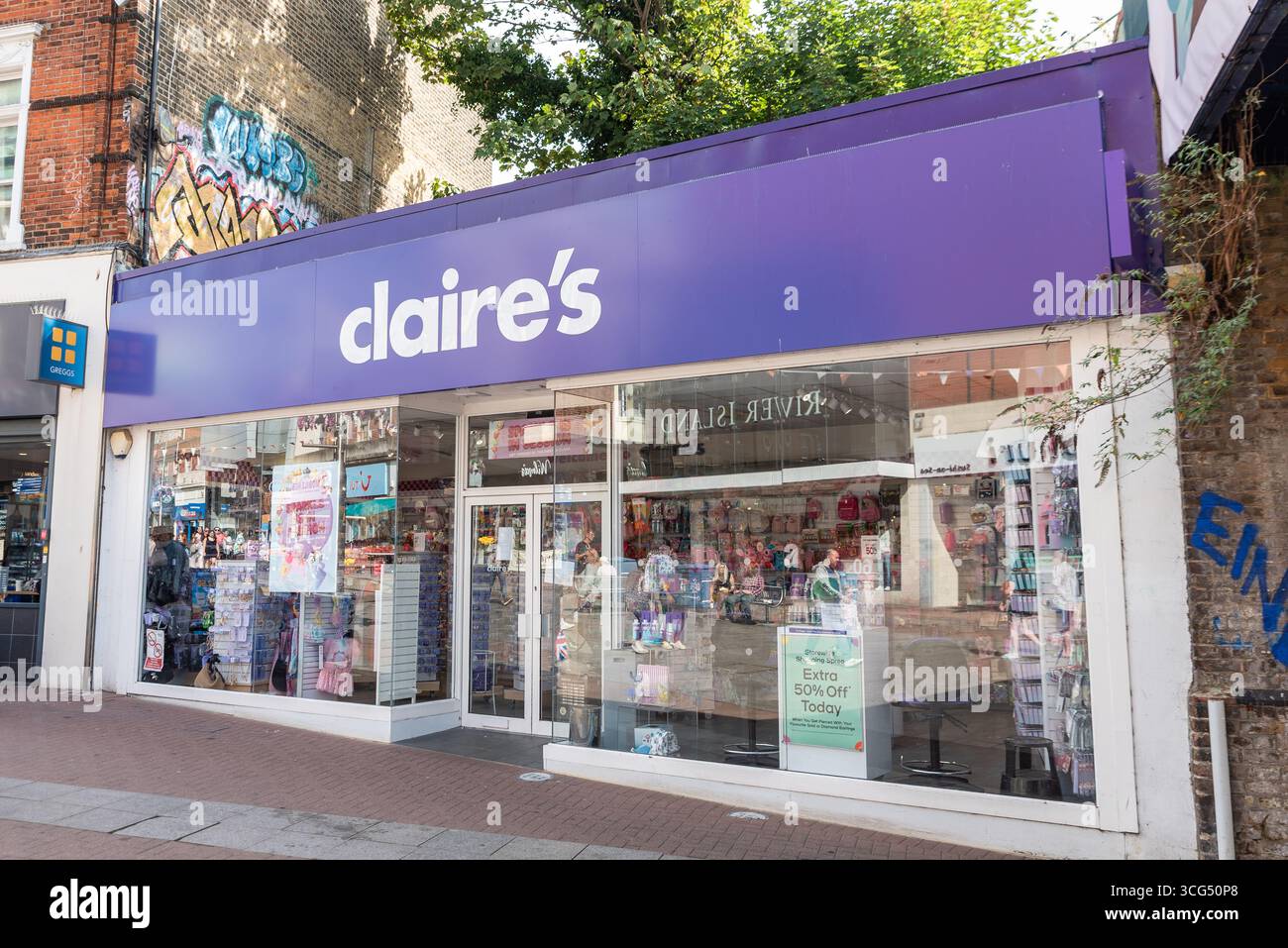 Claires Laden in der High Street von Southend on Sea, Essex, Großbritannien, schließt den Einzelhandel. Das Geschäft ist in die Verwaltung übergegangen Stockfoto
