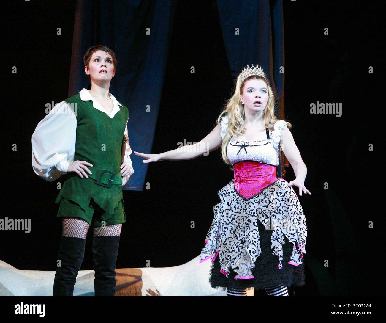 l-r: Helen Baker (Jack), Alison Pargeter (Princess Melody) in JACK AND THE BEANSTALK at BITE:07, Barbican Theatre, London EC2 12/2007 geschrieben von Jonathan Harvey Musik & Text: George Stiles & Anthony Drewe Design: Kenny Miller Regie: Giles Havergal Stockfoto