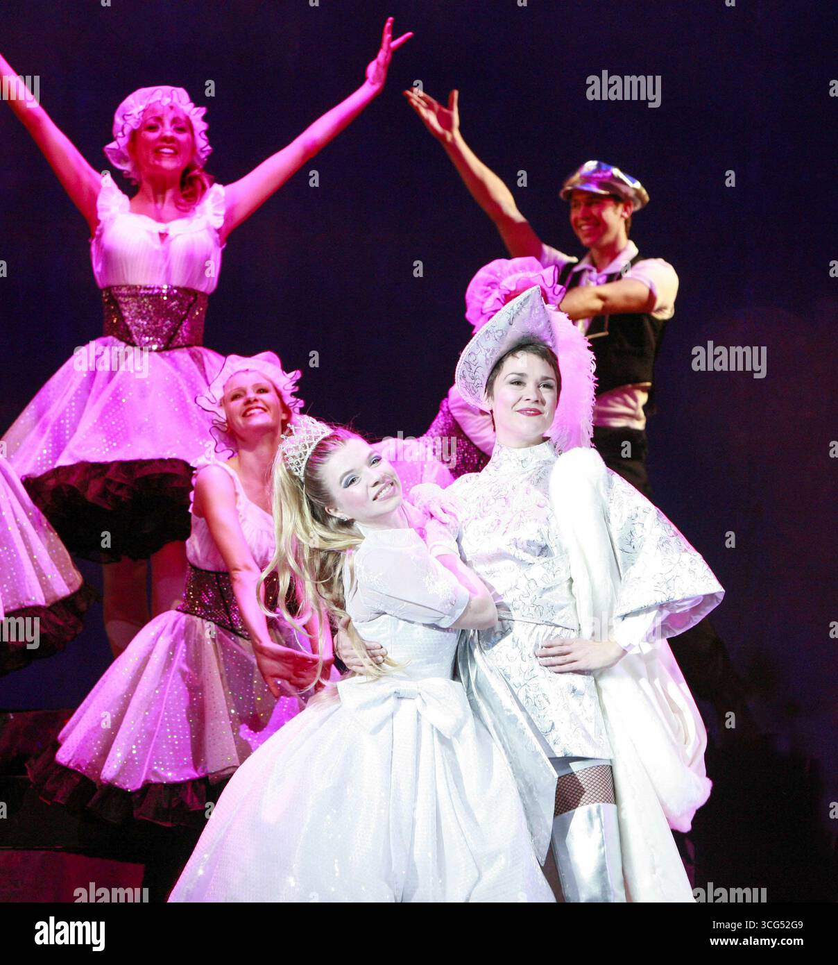 Finale - l-r: Alison Pargeter (Prinzessin Melody), Helen Baker (Jack) in JACK AND THE BEANSTALK at BITE:07, Barbican Theatre, London EC2 12/2007 geschrieben von Jonathan Harvey Musik & Text: George Stiles & Anthony Drewe Design: Kenny Miller Regie: Giles Havergal Stockfoto