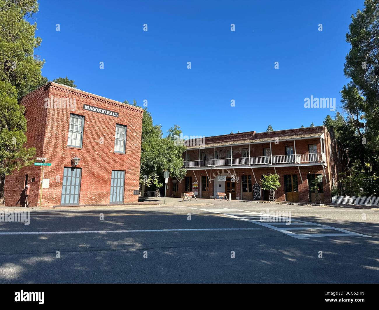 An einem sonnigen Tag stehen die Maurerhalle aus rotem Backstein und das Fallon Hotel gegenüber - Smartphone-aufgenommenes Stockfoto