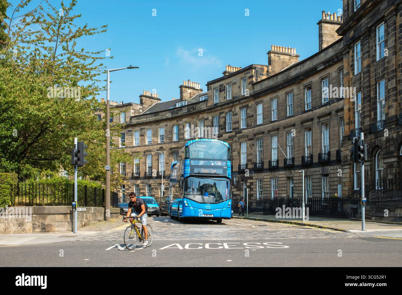 Radfahrer und ein Edinburgh Regal Tour Bus fahren von Randolph Crescent im West End von Edinburghs New Town, Schottland, Großbritannien. Stockfoto Radfahrer und ein Edinburgh Regal Tour Bus fahren von Randolph Crescent im West End von Edinburghs New Town, Schottland, Großbritannien. Stockfoto