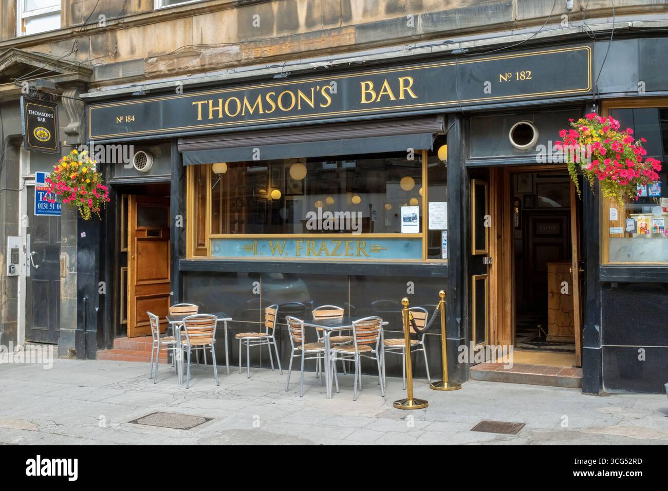 Thomson's Bar, 182–184 Morrison Street, Edinburgh – berühmt für echte Ales und Malt Whiskys. Die Innenräume sind mit original Eichenholz geschmückt. Stockfoto