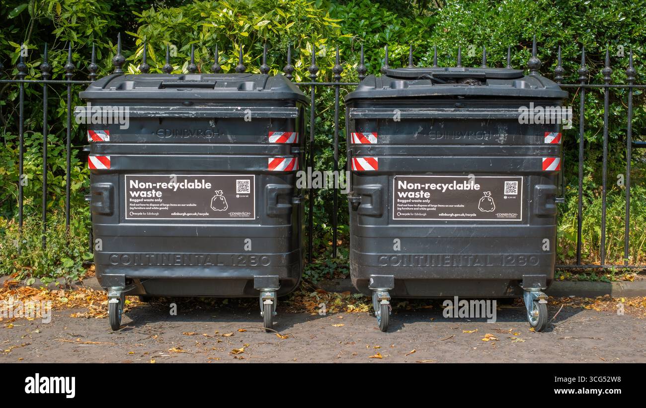 Zwei große schwarze, nicht recycelbare Abfallbehälter im West End von Edinburghs New Town, Schottland, Vereinigtes Königreich. Stockfoto Zwei große schwarze, nicht recycelbare Abfallbehälter im West End von Edinburghs New Town, Schottland, Vereinigtes Königreich. Stockfoto