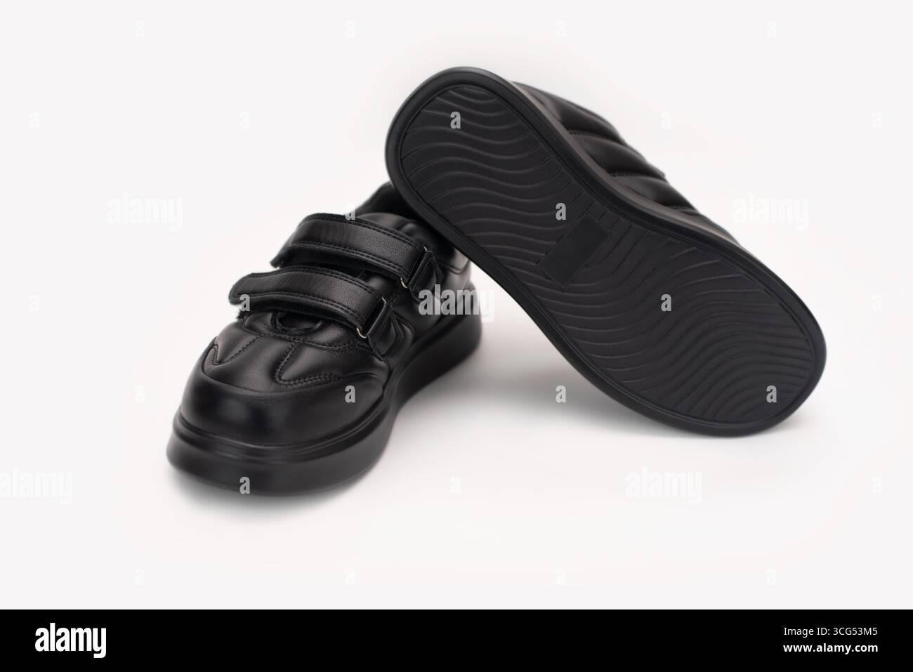 Kinder aus isoliertem Leder für Herbst und Winter, schwarze Sportschuhe mit Klettverschluss, wasserdicht, bequem zum Gehen und Laufen Stockfoto