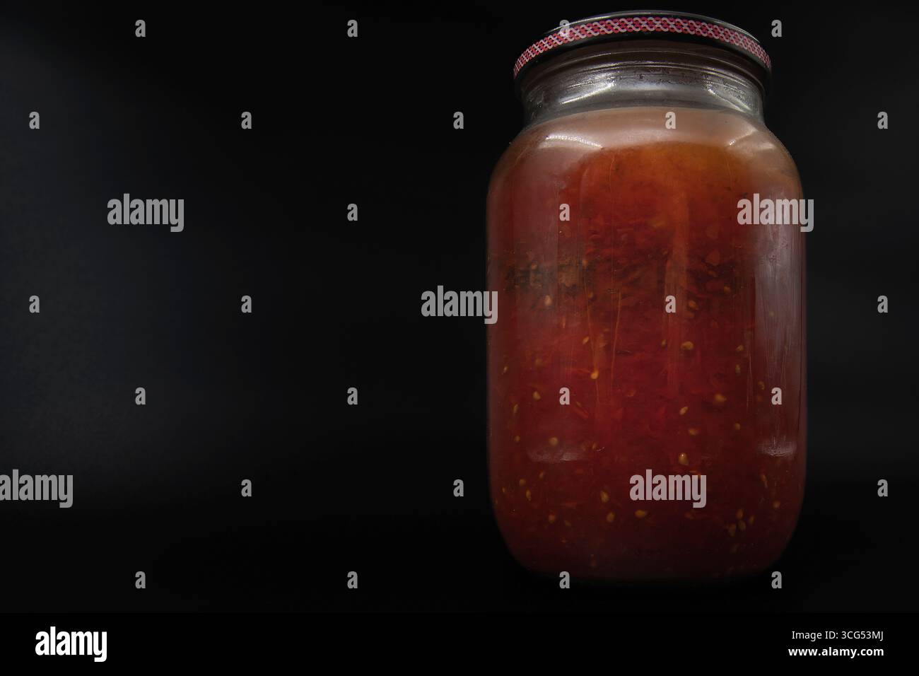 Glas Glas mit schimmeligen Dosentomaten verdorbene hausgemachte Lebensmittel Konservierung mit Pilz und Zerfall Konzept der Lebensmittelabfälle ungesunde Lagerung und abgelaufene Produkt Stockfoto