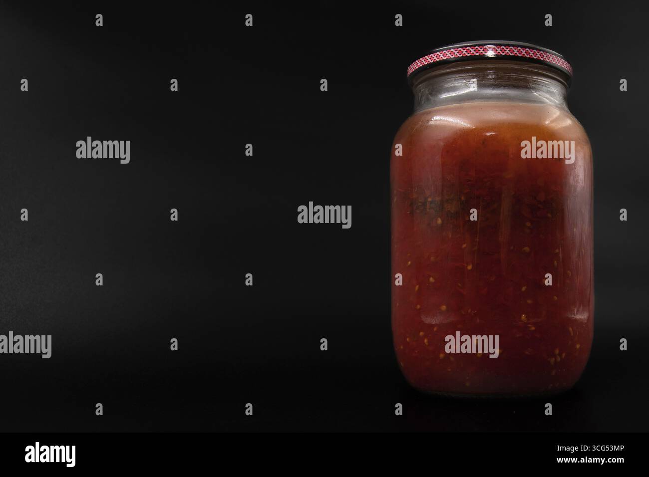 Glas Glas mit schimmeligen Dosentomaten verdorbene hausgemachte Lebensmittel Konservierung mit Pilz und Zerfall Konzept der Lebensmittelabfälle ungesunde Lagerung und abgelaufene Produkt Stockfoto