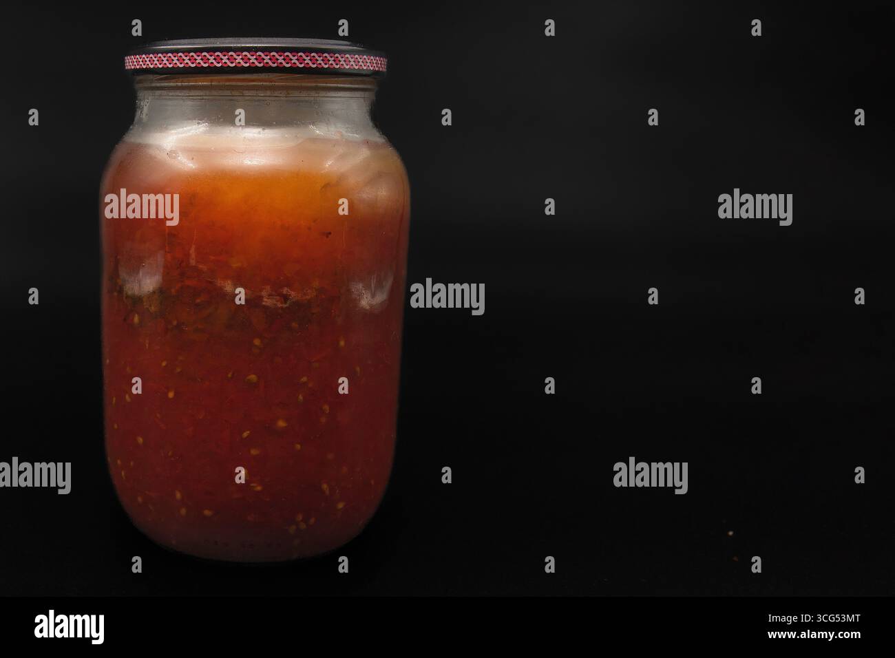 Glas Glas mit schimmeligen Dosentomaten verdorbene hausgemachte Lebensmittel Konservierung mit Pilz und Zerfall Konzept der Lebensmittelabfälle ungesunde Lagerung und abgelaufene Produkt Stockfoto