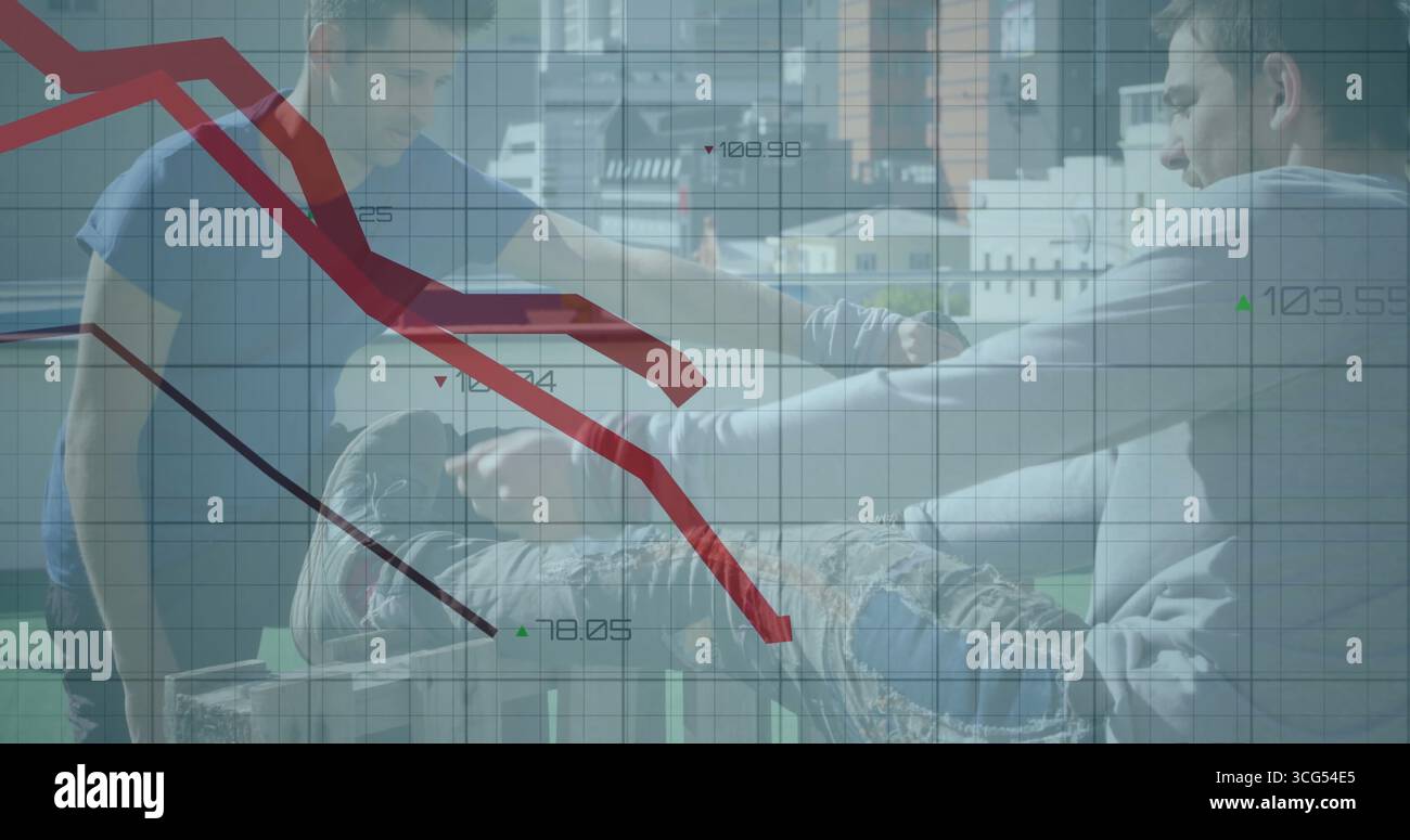 Zwei Männer tragen eine schlaffe Person auf dem Dach der Stadt, mit halbtransparenter Finanzkarte Stockfoto