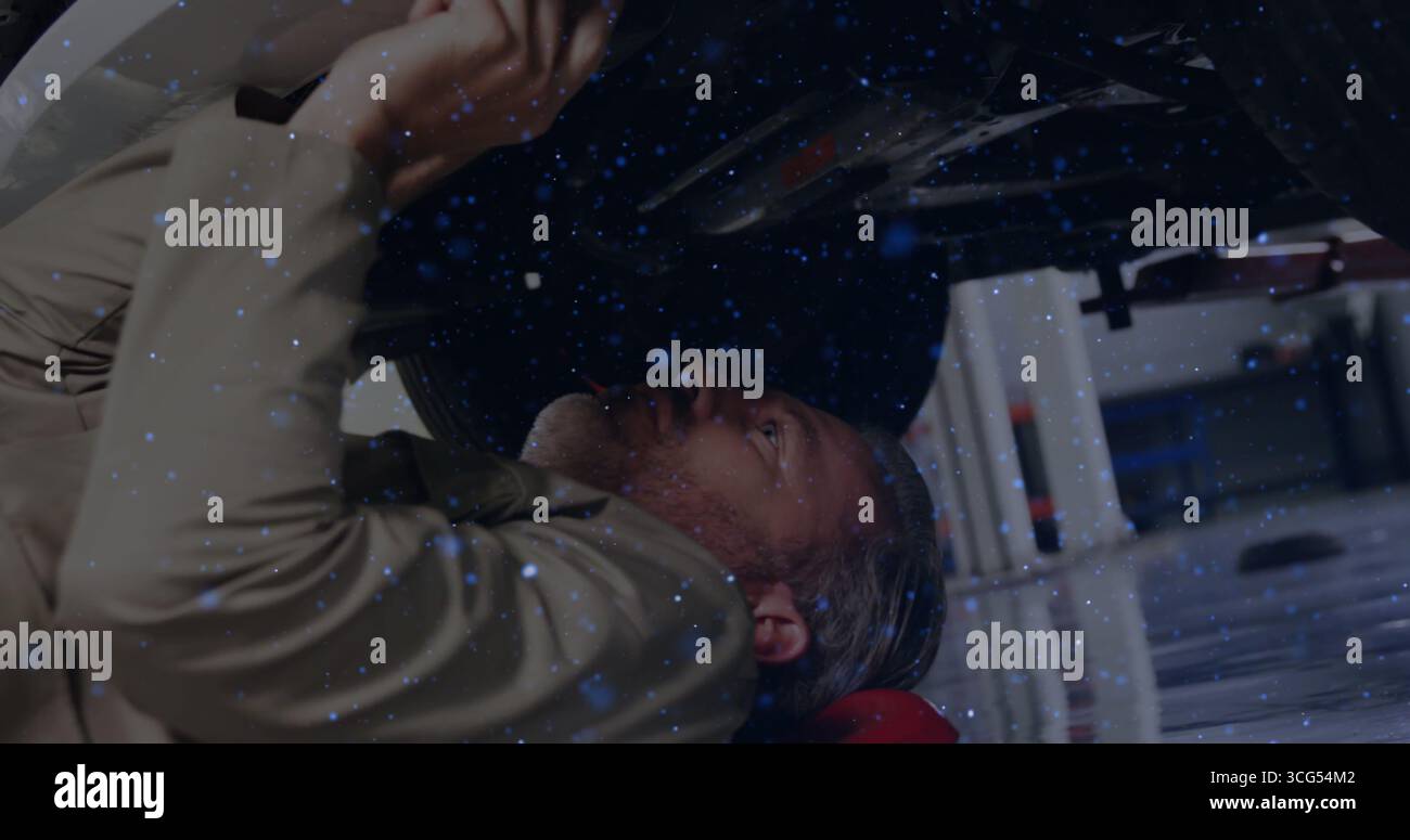 Greifmechaniker mit braunem, einheitlich fixierendem Fahrwerk in der Autowerkstatt, mit Schraubenschlüssel Stockfoto