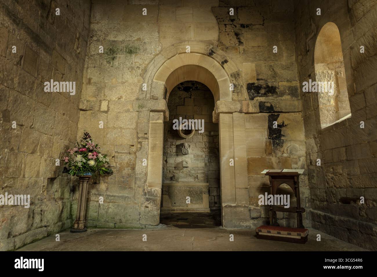 Bradford on Avon, Wiltshire – das Innere der St. Laurence’s Church, einer der wenigen erhaltenen angelsächsischen Kirchen in England, die später nicht mehr gezeigt wird Stockfoto