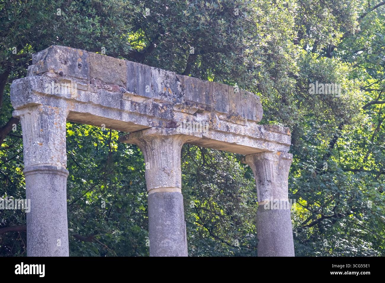 Römische Ruinen, die 1816 aus der antiken Stadt Leptis Magna stammen und 1826 im Windsor Great Park installiert wurden Stockfoto