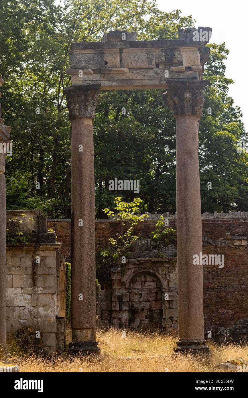Römische Ruinen, die 1816 aus der antiken Stadt Leptis Magna stammen und 1826 im Windsor Great Park installiert wurden Stockfoto
