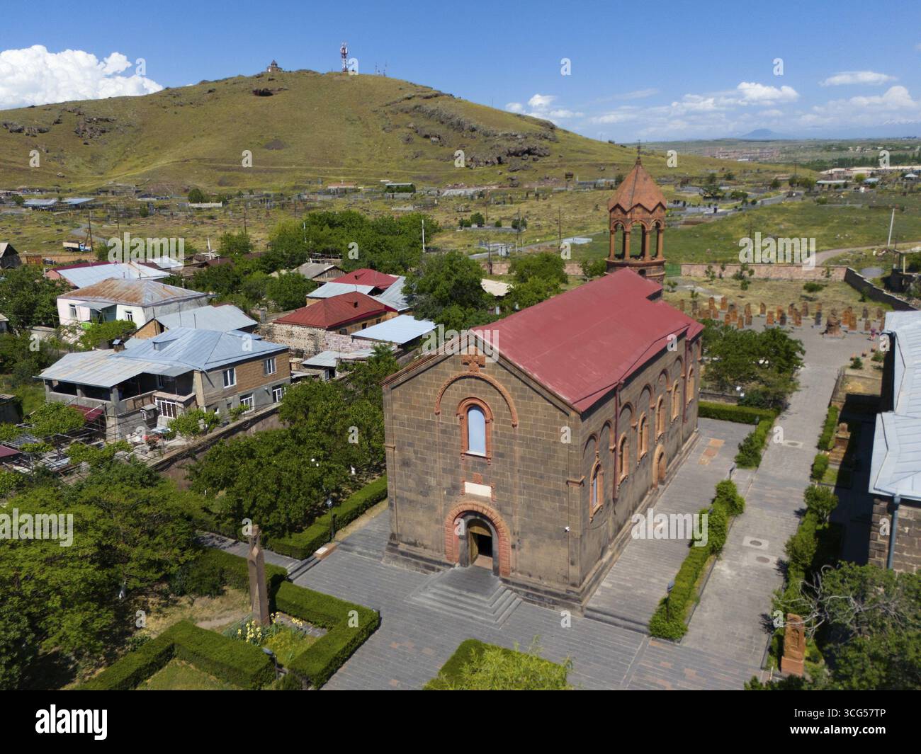 Kleine Backsteinkirche in ländlicher Umgebung mit einem nahe gelegenen Hügel und blauem Himmel, Blick aus der Luft, Kirche St. Mesrop Maschtots, Mesrop Maschtots Kirche, Oskahan, Osh Stockfoto