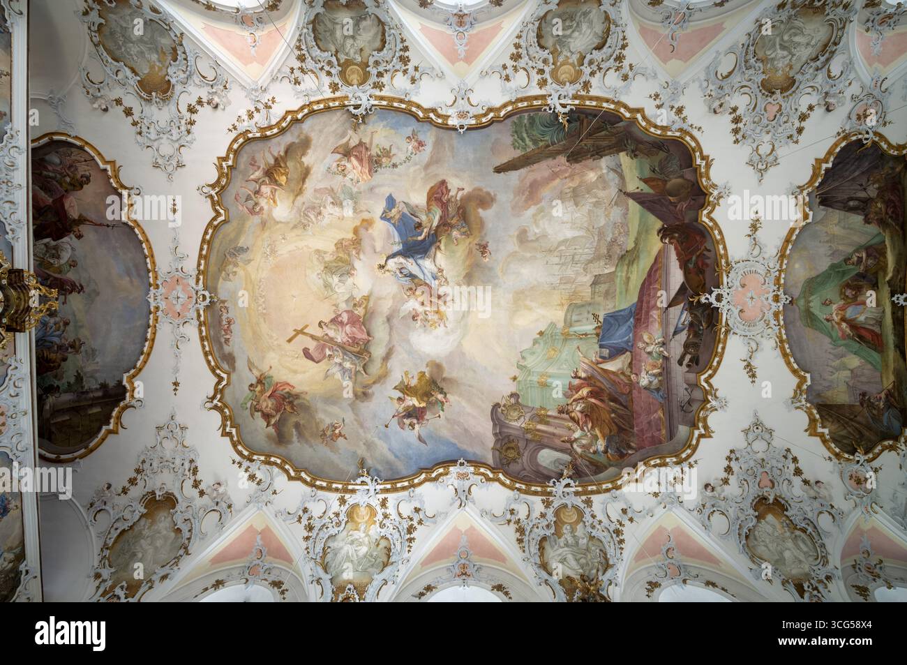 Inneneinrichtung, Decke, Deckenfresko, Hauptfresko von Enderle mit der Dreifaltigkeitsszene, Seeschlacht von Lepanto, katholische Pfarrkirche St. Ulrich, Rokoko Stockfoto