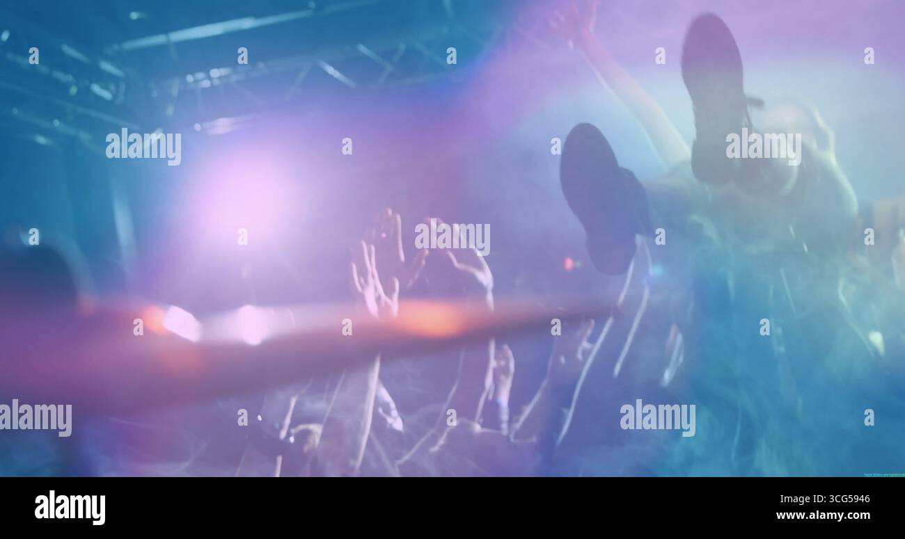 Crowdsurfer in Shorts, schwarze Schuhe im Club mit Lichtschranke, Kopierraum Stockfoto