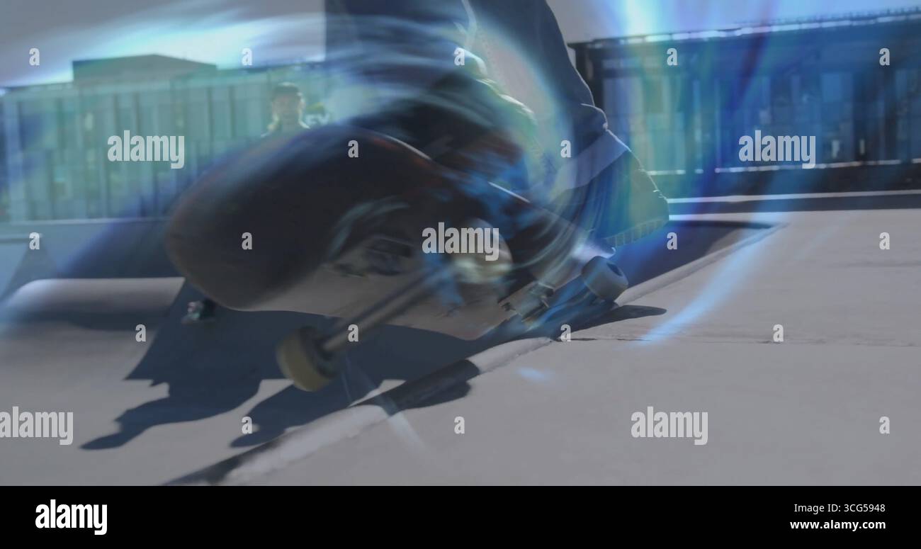 Skateboarder, Skateboarder, der am Skateboarder aus Beton fährt, mit Metallgeländer Stockfoto