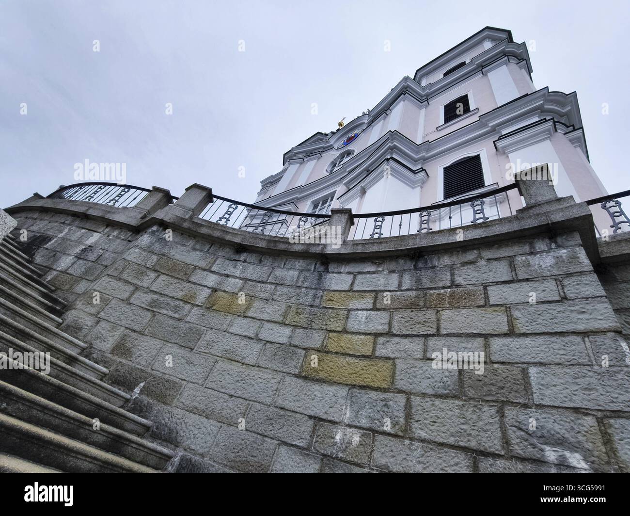 Winkelaufnahme einer Kirche mit monumentaler Steintreppe Basilika Sonntagsberg Mostviertel Niederösterreich Österreich Stockfoto