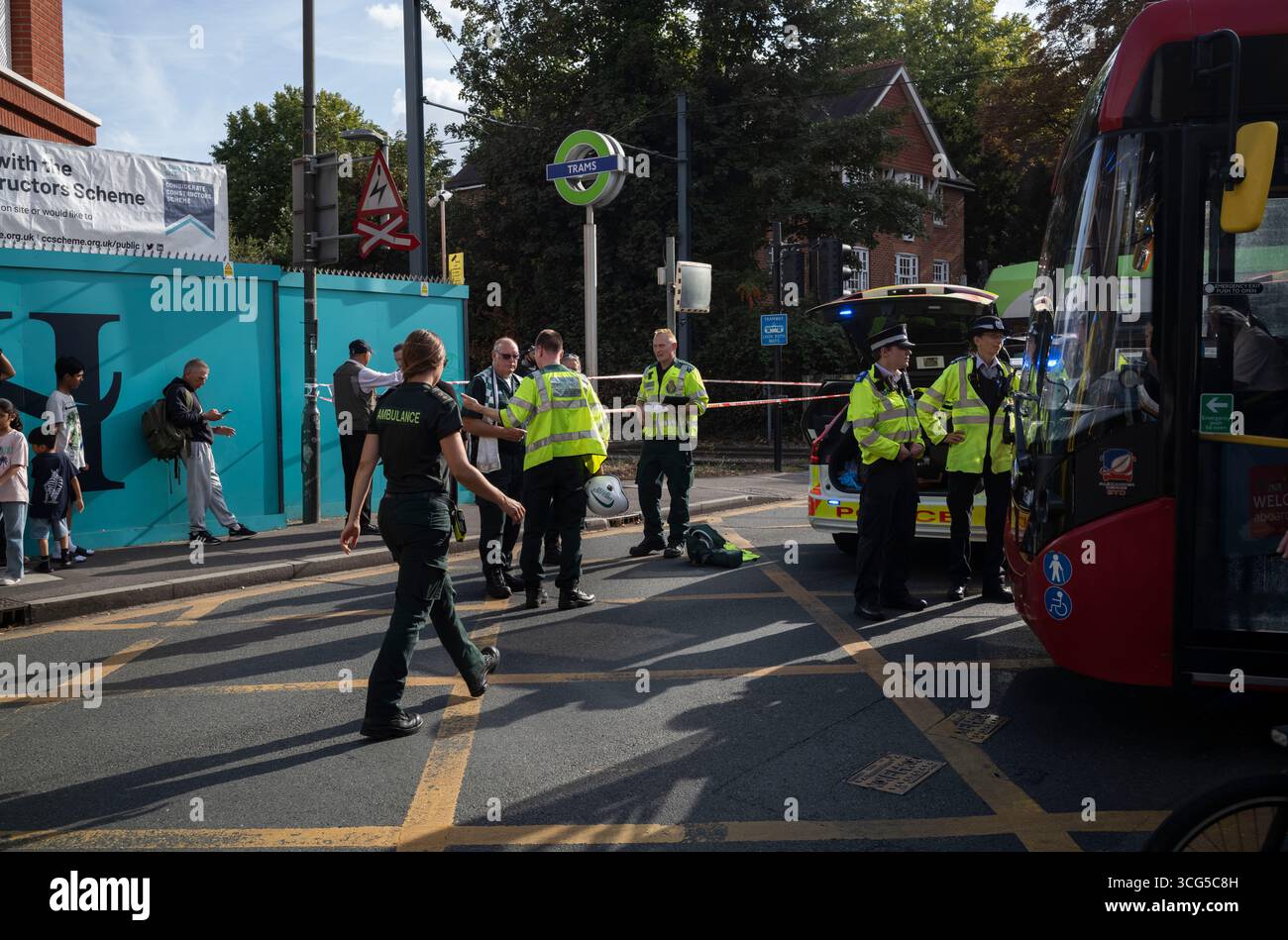 UK. August 2025. Ein Kleinbus kollidiert gegen 16:00 Uhr mit der London Tram im Südwesten Londons, Großbritannien. Heute Nachmittag traf ein Kleinbus mit einer Straßenbahn zusammen, als das Auto an einer Kreuzung auf der Kingston Road durch ein rotes Verkehrszeichen fuhr, als die Straßenbahn sich der Merton Park Station im Südwesten Londons näherte. Rettungsfahrzeuge wurden mit Verletzten in einem Krankenwagen begleitet. Wimbledon, Southwest London, England, Vereinigtes Königreich 26. Augusts, 2025. Quelle: Jeff Gilbert/Alamy Live News Stockfoto