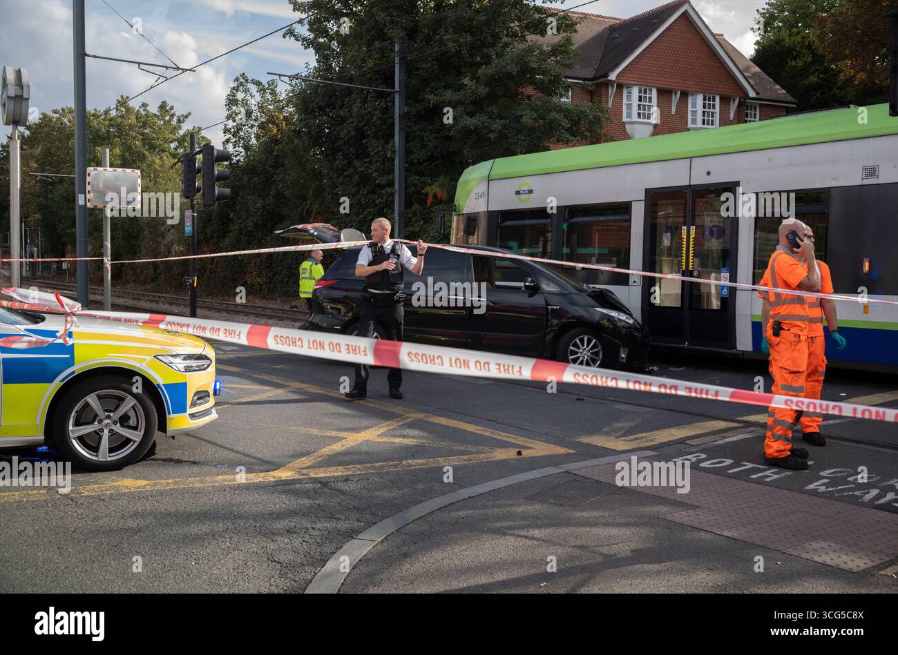 UK. August 2025. Ein Kleinbus kollidiert gegen 16:00 Uhr mit der London Tram im Südwesten Londons, Großbritannien. Heute Nachmittag traf ein Kleinbus mit einer Straßenbahn zusammen, als das Auto an einer Kreuzung auf der Kingston Road durch ein rotes Verkehrszeichen fuhr, als die Straßenbahn sich der Merton Park Station im Südwesten Londons näherte. Rettungsfahrzeuge wurden mit Verletzten in einem Krankenwagen begleitet. Wimbledon, Southwest London, England, Vereinigtes Königreich 26. Augusts, 2025. Quelle: Jeff Gilbert/Alamy Live News Stockfoto